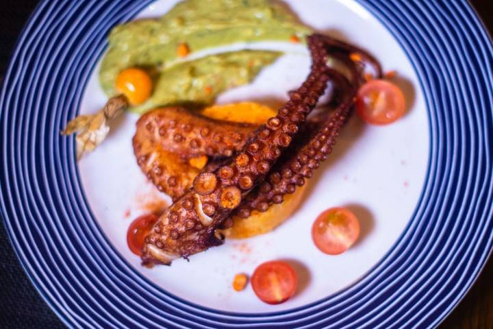 Plato de pulpo braseado con guacamole y patatas revolconas de 'La Tragantúa', en Madrid.