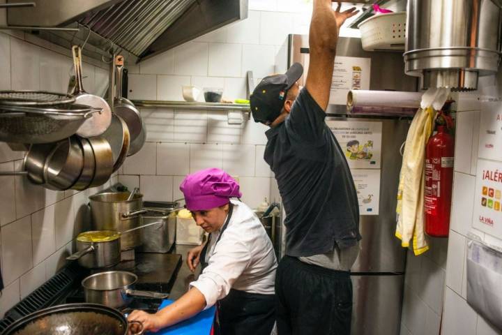 Lili Chávez, cocinera de 'La Tragantúa', en Madrid, en su reducida cocina trabajando.