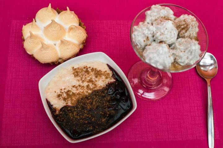 Los postres suspiro a la limeña, pie de limón y mazmorra morada con arroz con leche del restaurante peruano Ancón, en Valencia.