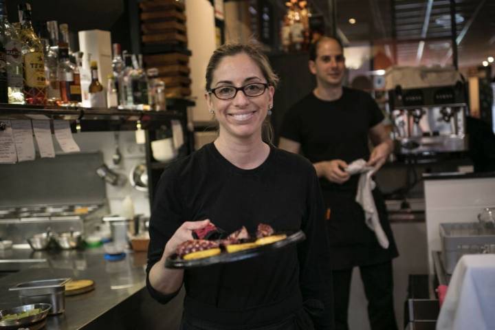 Anita, la jefa de sala del restaurante peruano Ancón, en Valencia.