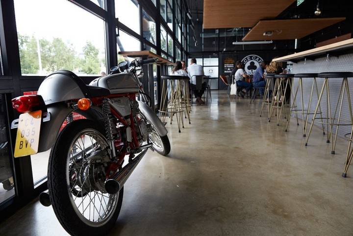 Ambiente del comedor y barra del local.