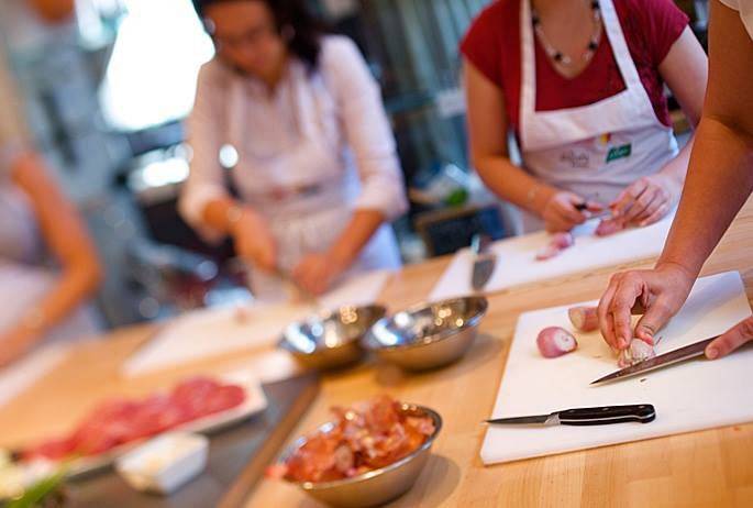 En las cocinas de Ambassade, las manos se afanan en hacer magia. Foto: Facebook