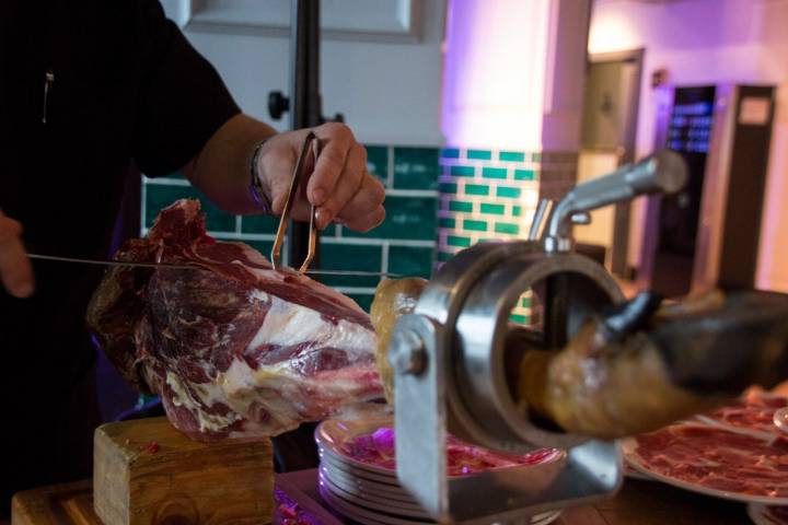 Además de buenos conciertos, en La Ribera hay jamón de primera. / Foto: La Ribera.