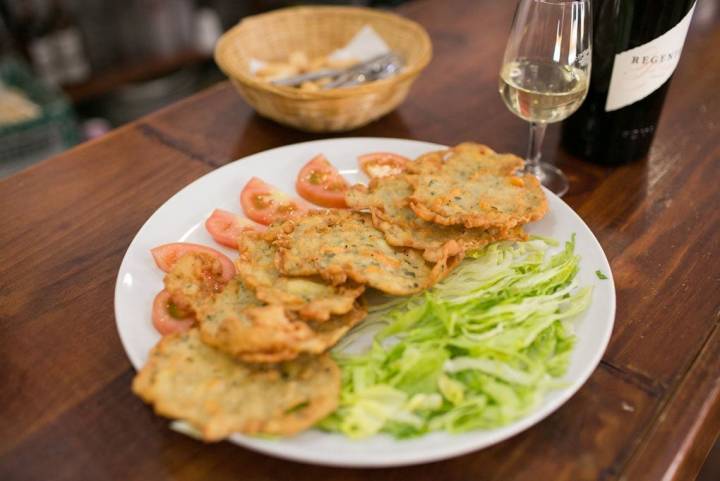 Las tortillas de camarones, una delicia andaluza que aquí no puede faltar.