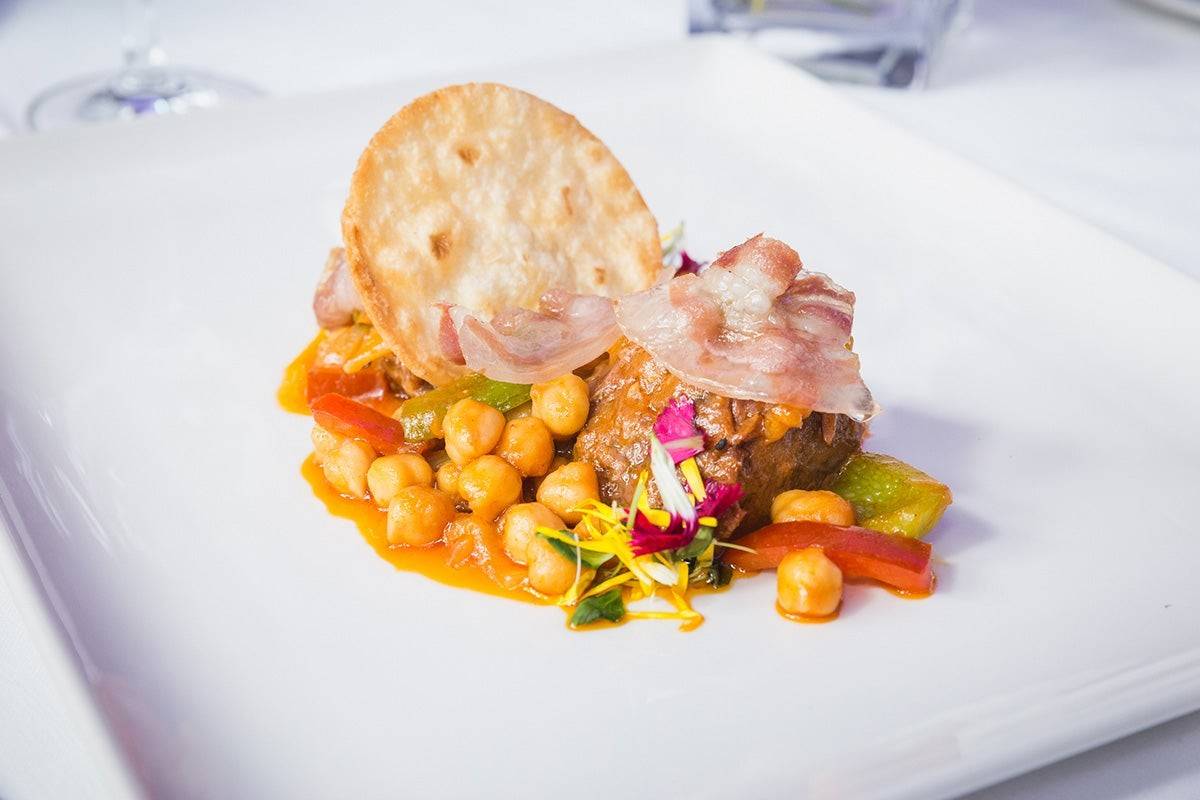 Plato de jarrete de ternera hecho en ropavieja con espuma de ibéricos y panceta de Castilla y León del 'Restaurante Oriza'.