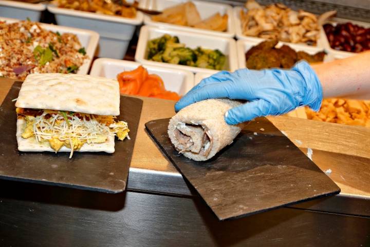 Preparando los sándwiches que se sirven en uno de los locales de 'Magasand', Madrid.