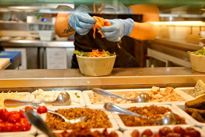 Preparando ensaladas variadas en uno de los locales de 'Magasand', en Madrid.