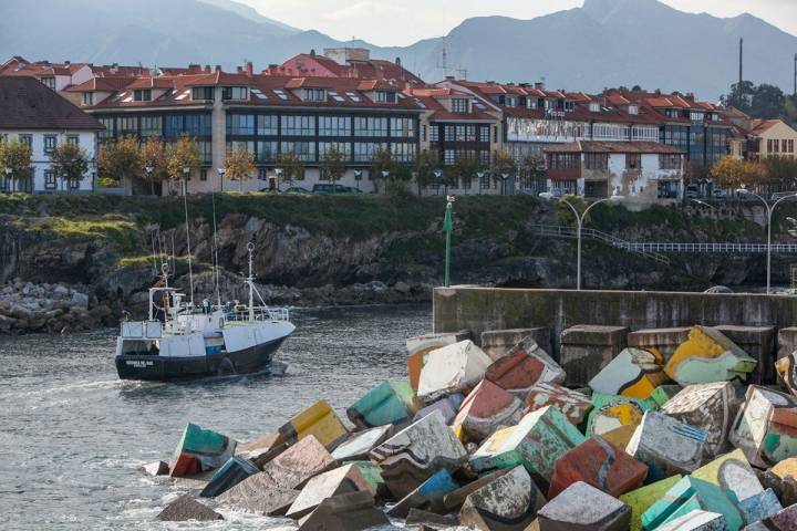 Y al final, un paseo para hacer una sobremesa con olor a puerto viendo los cubos de Oteiza.