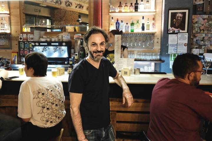 Juanma, uno de los socios, posa en la barra del local.