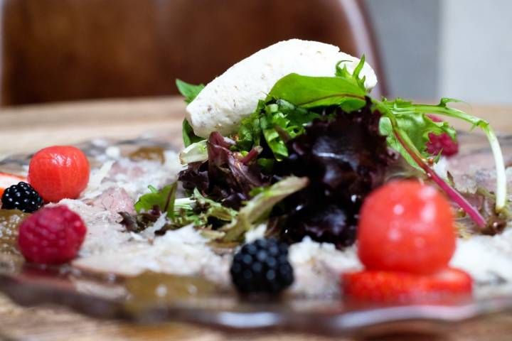 Platos de caza en Toledo: ciervo confitado con helado de mostaza y compota de berenjenas.