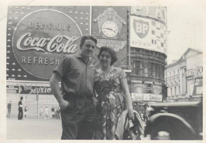 Zapirain con su mujer en los años sesenta, Londres. Foto: Cedida.