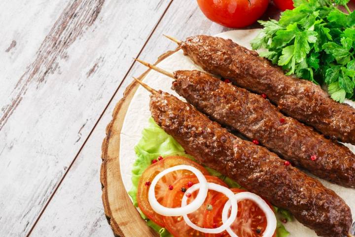 Pinchos de Kebab a la brasa, un picoteo muy carnívoro. Foto: Shutterstock