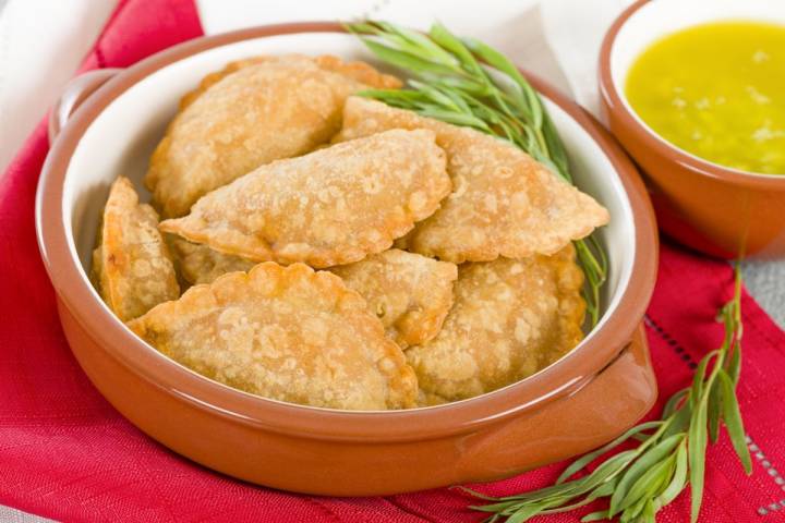 Pastelillos de queso, hierbas y aceitunas hechos como empanadillas. Foto: Shutterstock