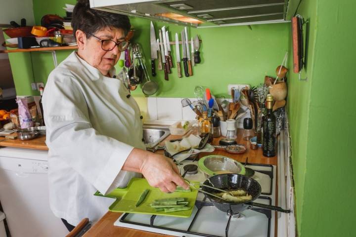 Rosa Tovar preparando los Peixinhos da horta