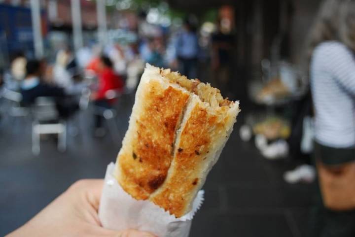 Los boreks también pueden rellenarse de carne. Foto: Alpha / Flickr (con CC).