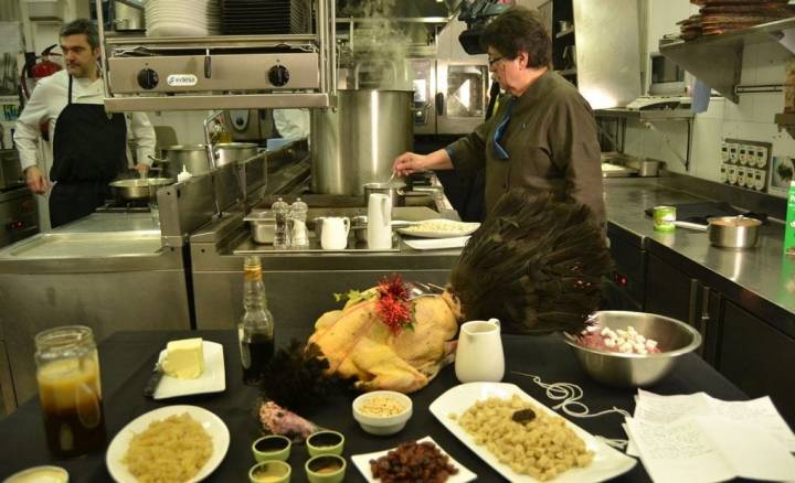 Rosa cocinando el pavo tradicional.