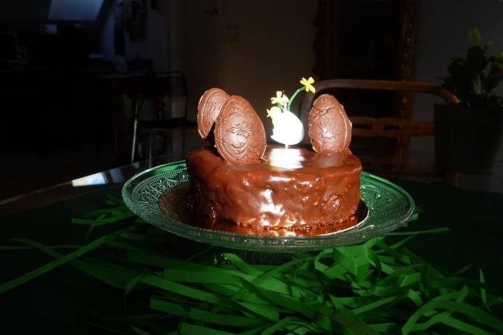 Dulces de Pascua. Coca de chocolate.