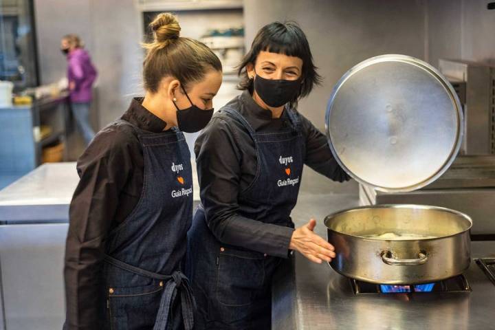 Las verduras y los líquidos se colocan en la olla