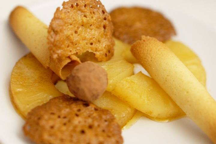 Piña salteada con tejas y cigarrillos de Tolosa