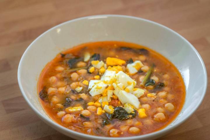 El potaje con las pelluelas, rellenos pequeños de pan, leche y huevo.