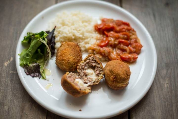 Albóndigas de carne rellenas de queso.