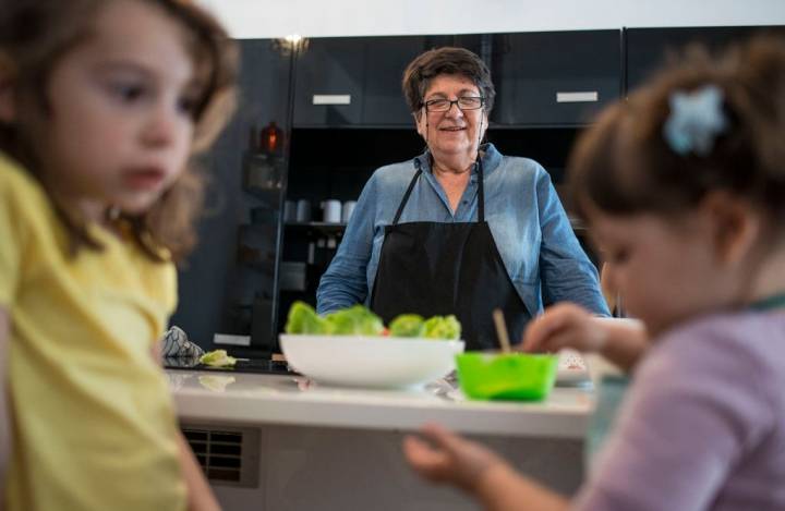 Viendo a los niños cocinar.