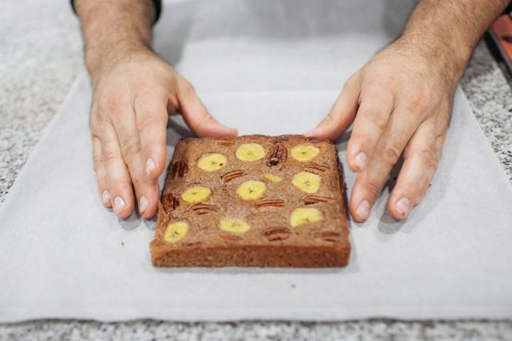 Brownie de chocolate y plátano, listo para comer.