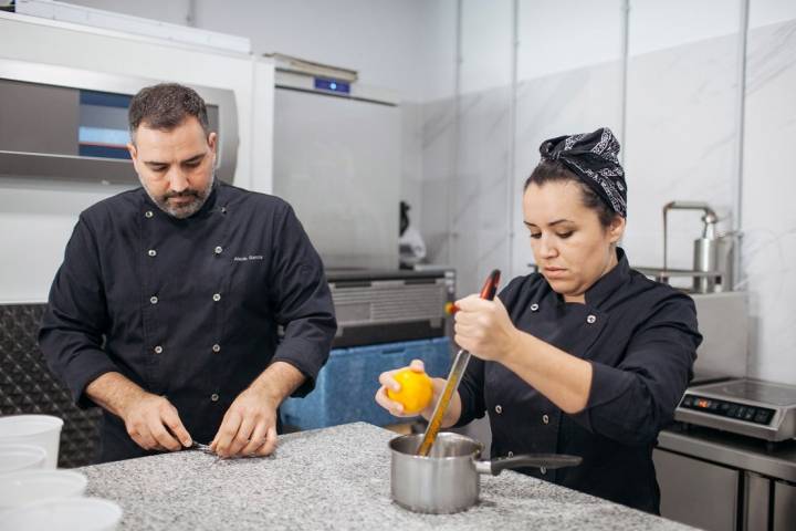 La infusión con la leche, la nata, la cáscara de naranja y la vainilla puede hacerse el día antes.