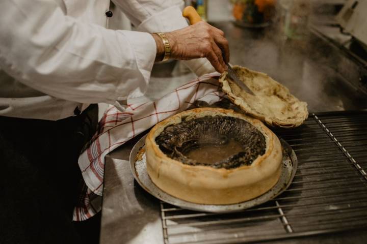 Preparando la lamprea en el restaurante 'Chef Rivera'.