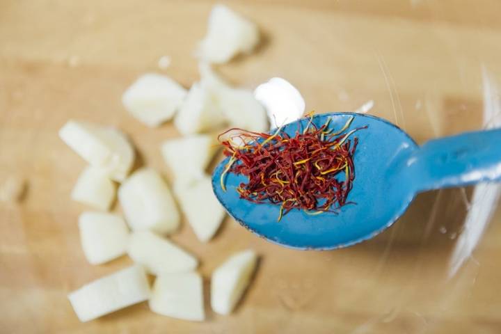 El azafrán queda muy bien en el arroz con gambas.