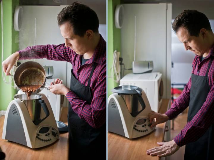 Pasar todo por el robot de cocina o una batidora potente.