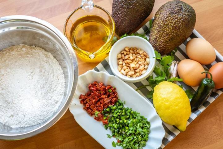 Ingredientes del bizcocho de aguacate con chile y papada frita.