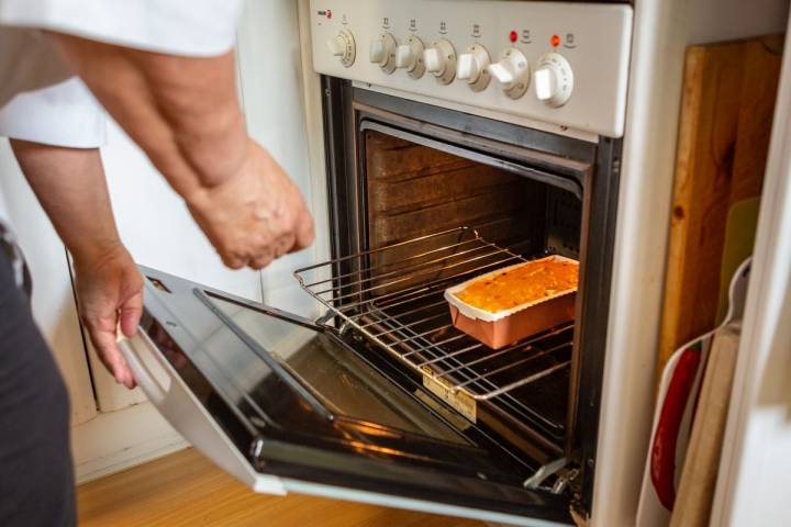 Metiendo uno de los bizcochos salados en el horno.