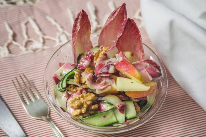 Ensalada de endivia, calabacín y manzana.