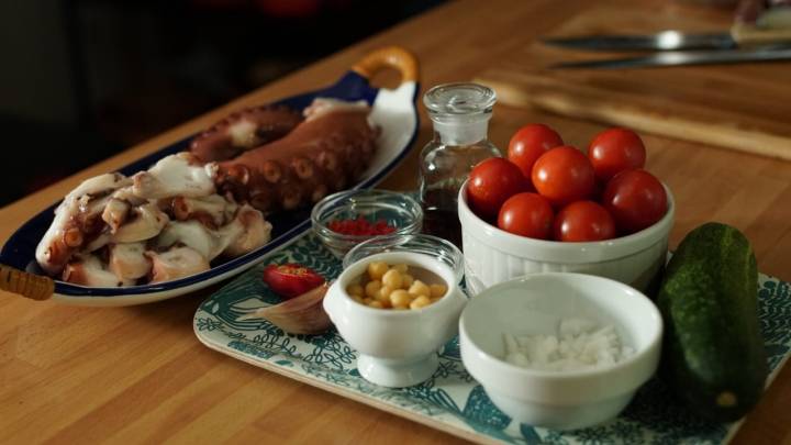 El pulpo y los tomates cherry son los acompañamientos principales en esta ensalada.