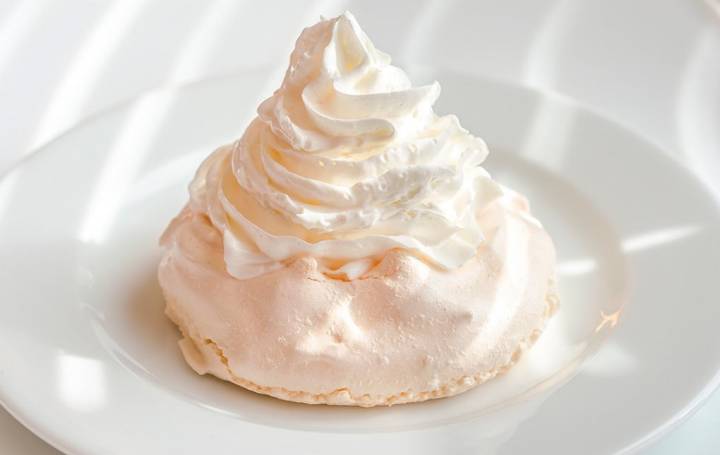 Merengue italiano de miel de azahar. Foto: Shutterstock.