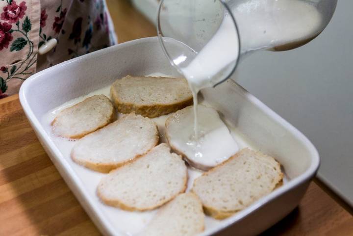 Verter la leche por encima de las torrijas.