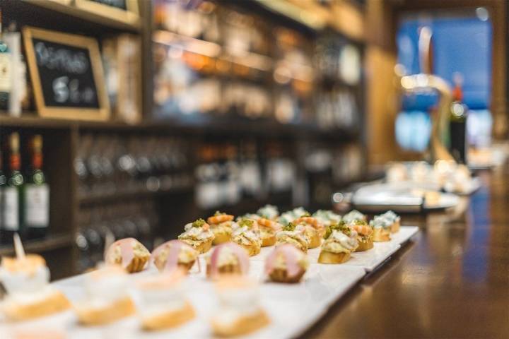 La barra de 'La Espiga' siempre está llena de 'pintxos'. Foto: Facebook.