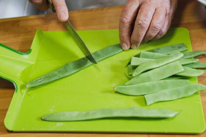 Cortando las judías verdes de los Peixinhos da horta