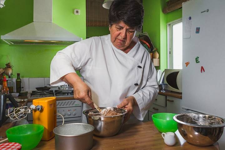 Rosa Tovar elaborando la tarta.