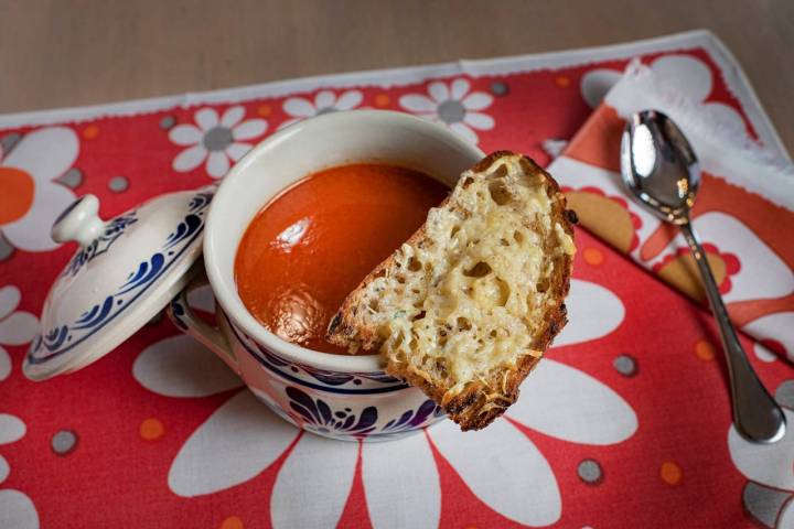 plato sopa de ajo con queso de mahon