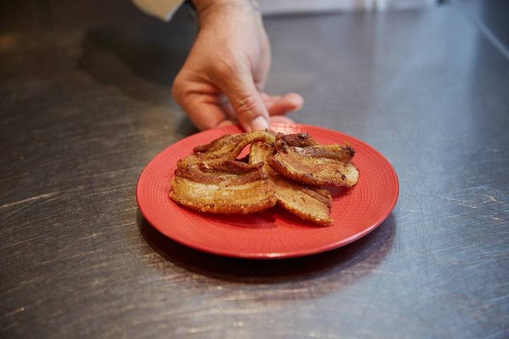 Unos 25 minutos necesitan los torreznos para estar perfectos.