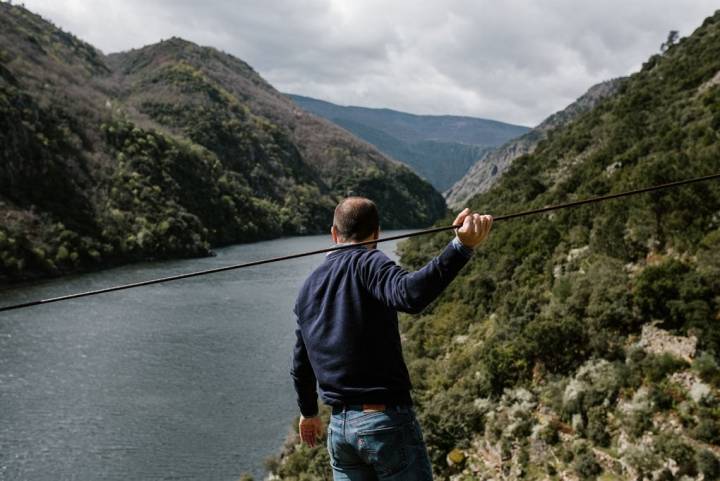 Carlos se asoma a 'Finca Lobeiras' sujeto a uno de los cables imprescendibles para subir la uva durante la vendimia.