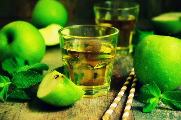 Para recibir a los invitados, una opción sin alcohol es el agua fresca con manzana y hojas de menta. Foto: 123 rf.