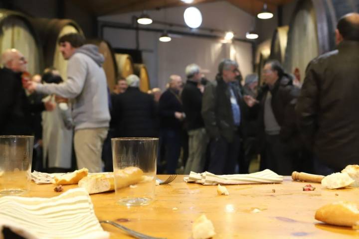 Acabados los platos, el ambiente está en su mejor momento.