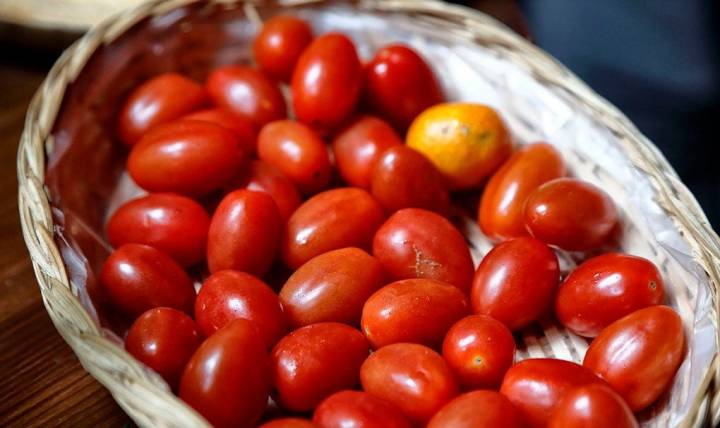 Cesta con tomates cherry.