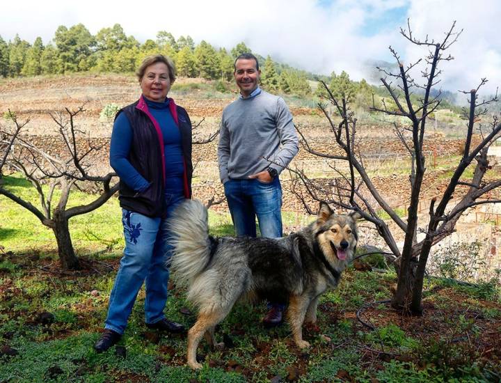 Carmen Gloria y Juan Rubén Ferrera, madre e hijo, junto a su perra 'Golfa'.