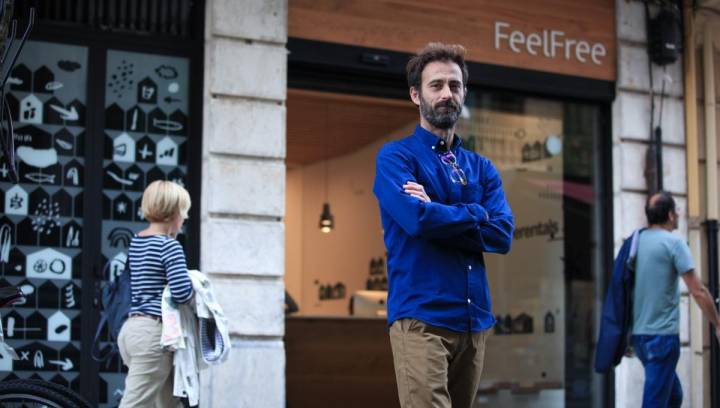 Juan Ramón, socio y director, a las puertas de la oficina en pleno centro de Donostia.