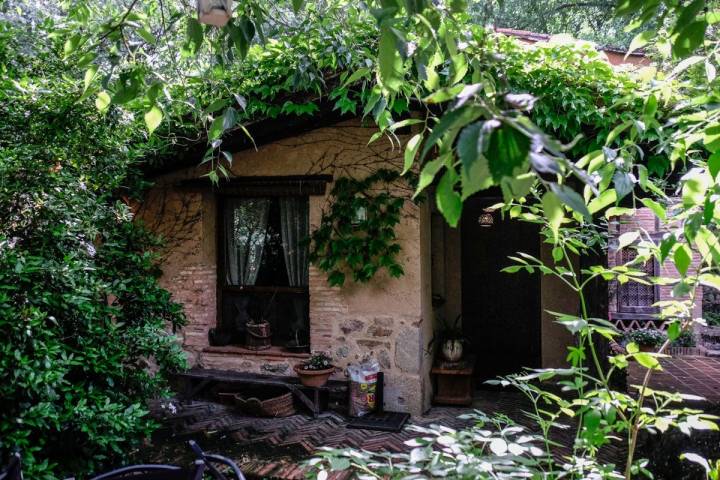 La vegetación envuelve la entrada de la 'Casa de Abajo'.