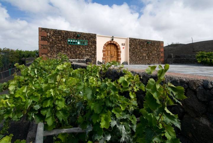 Fachada de una casa rural de piedra